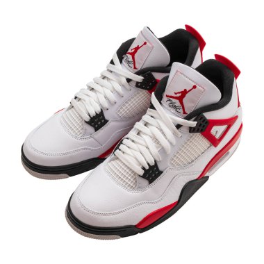 Milan İtalya _ 12 Eylül 2023 Nike Air Jordan ayakkabıları, kırmızı, beyaz ve siyah. beyaz arkaplanda izole