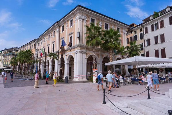 Salo, Lombardy İtalya - 16 Eylül 2023. Garda Gölü 'nün güzel köyü. 