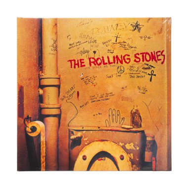 Udine İtalya _ 19 Eylül 2023. Rolling Stones Dilencileri Şöleni 33 rpm vinil plak kapağı. İzole edilmiş beyaz arkaplan