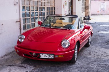 Udine İtalya _ 19 Eylül 2023. Alfa Romeo Spider 2.0 - 1990 'dan 4. sezon, üstü açık, ön manzara