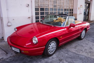 Udine İtalya _ 19 Eylül 2023. Alfa Romeo Spider 2.0 - 1990 'dan dördüncü serisi, üstü açık, yandan görünüyor