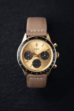 Milano İtalya _ 9 Kasım 2023 klasik Rolex Daytona saati ve 1970 dolaylarında bakalit bezel.