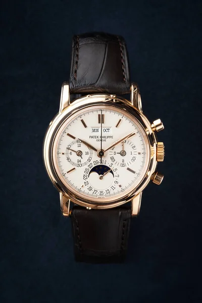 Milano İtalya _ 9 Kasım 2023. Patek Philippe Genve Ref. 2499 daimi takvim kronografı 1950 'lerin ortalarından