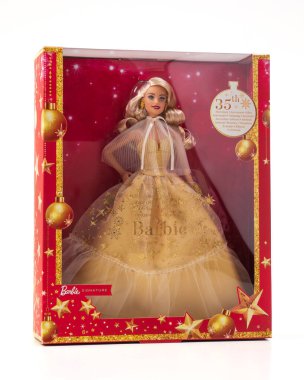 Udine İtalya 15 Kasım 2023 'te Barbie bebeğiyle kutlandı. 35. yıl dönümü. Küçük kızlar için oyun. Beyaz arkaplan