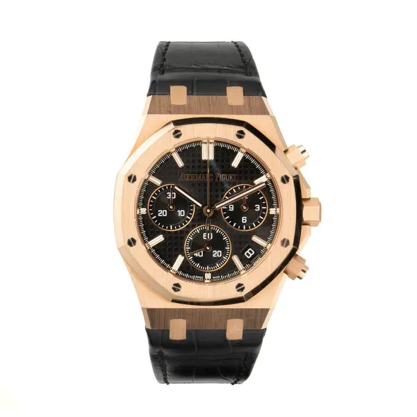 Milan İtalya 9 Kasım 2023. Audemars Piguet lüks Royal OAK otomatik kronograf modeli. Beyaz arkaplan