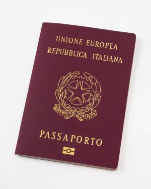 İtalyan pasaportu. Yurtdışına çıkış belgesi. izole edilmiş beyaz arkaplan