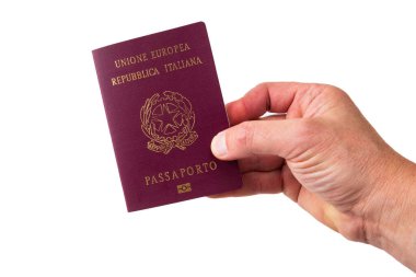 İtalyan pasaportunu uzatan elin görüntüsü. izole edilmiş beyaz arkaplan