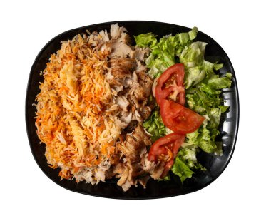 Üst tabakta pilav, kebap ve salata. izole edilmiş beyaz arkaplan