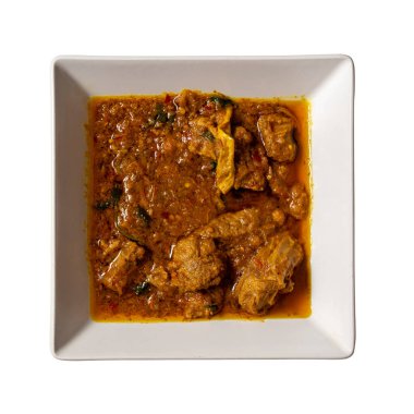 Et yahnili tabak, Pakistan mutfağı. Üst görünüm, izole edilmiş beyaz arkaplan