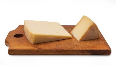 Tahta kesme tahtasının üzerinde bir dilim Asiago peyniri ve Toskana pecorino. izole edilmiş beyaz arkaplan