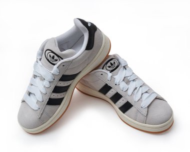 Milan İtalya _ 05 Aralık 2023.. adidas kampüs ayakkabıları. Beyaz arkaplan