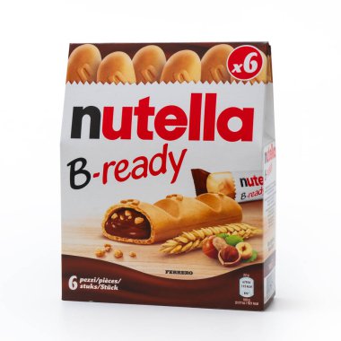 Milan İtalya _ 05 Aralık 2023.. bir paket Nutella B hazır atıştırmalık. Beyaz arkaplan