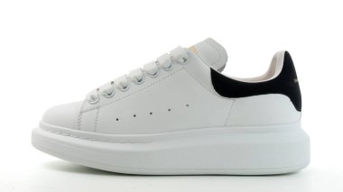 Milan İtalya _ 11 Aralık 2023. Alexander McQueen 'den beyaz ayakkabı. izole edilmiş beyaz arkaplan