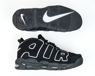 Milan İtalya _ 11 Aralık 2023. Nike Air Uptempo spor ayakkabıları. izole edilmiş beyaz arkaplan