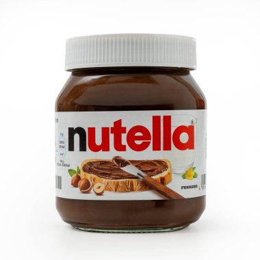 Udine İtalya _ 11 Aralık 2023. Nutella kavanozu çikolata serpintisi kreması. izole edilmiş beyaz arkaplan