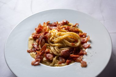 İtalyan mutfağının tipik Carbonara makarnasıyla detaylandırılmış
