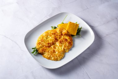 Frico ve Polenta soslu yemek, tipik Friulian gastronomisi..