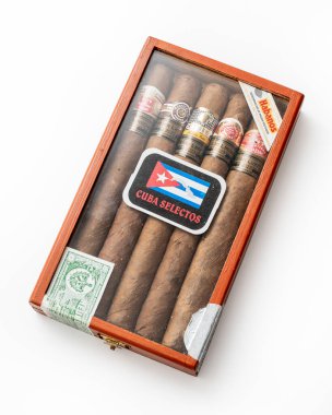 Udine İtalya 3 Ocak 2024. Çeşitli Küba purolarıyla dolu bir kutu. Beyaz arkaplan