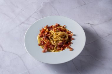 Makarnalı tabak, mermer masada spagetti carbonara