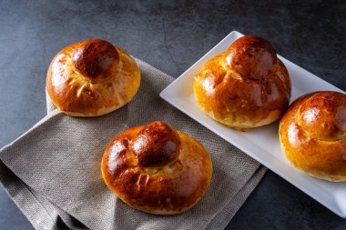 Palermo Brioches, tipik Sicilya mutfağı tatlısı. koyu arkaplan