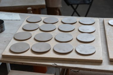 Çömlekçi işi için tezgahın üzerindeki kil kalıpları