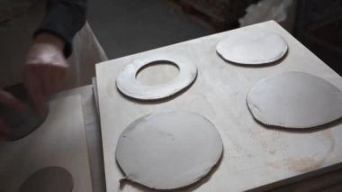 Çömlekçinin stüdyosundaki kil kalıplarının hazırlanması
