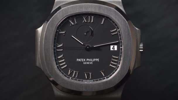 Milán Italia Febrero 2024 Reloj Patek Philippe Vintage Modelo Nautilus — Vídeos de Stock