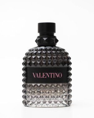 Beyaz arka planda İtalyan tasarımcı Valentino 'nun parfüm şişesi. Milan, İtalya. 26 Şubat 2024