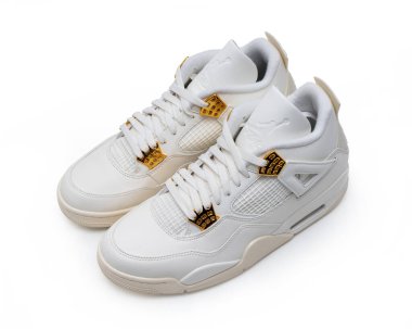 Milan İtalya 15 Mart 2024. Nike WMNS Air Jordan 4 retro beyaz ve metalik altın ayakkabılar. izole edilmiş beyaz arkaplan