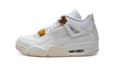 Milan İtalya 15 Mart 2024. Nike WMNS Air Jordan 4 retro beyaz ve metalik altın ayakkabı. izole edilmiş beyaz arkaplan