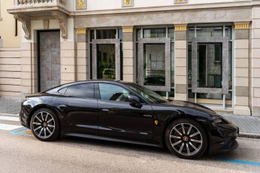 Udine İtalya 19 Mart 2024. Porsche Taylor 4s model elektrikli araba.