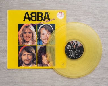Udine İtalya _ 22 Mart 2024. Müzik grubu ABBA 'dan vinil kayıt, Japonca baskı.