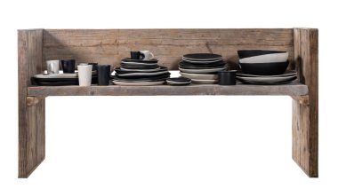 Rafta taş levhalar ve kaseler var. izole edilmiş beyaz arkaplan