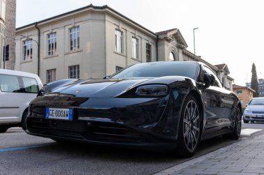 Udine İtalya 20 Mart 2024. Porsche Taylor 4s model elektrikli araba.
