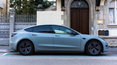 Udine İtalya 20 Mart 2024. Tesla model S arabası şehir sokağına park edilmiş.