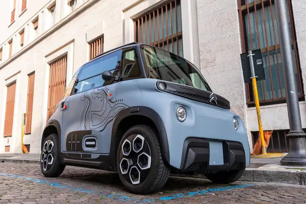 Udine İtalya 20 Mart 2024. Citroen 'den Ami şehir arabası, şehre park edilmiş. mini elektrikli araba