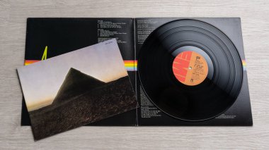 Udine İtalya _ 22 Mart 2024. İngiliz grup Pink Floyd 'un The Dark Side of the Moon albümünün iç görüntüsü, 1973' te yayınlandı..