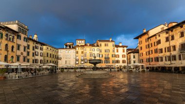 Udine İtalya _ 19 Mart _ 2024. Udine 'nin tarihi merkezinde San Giacomo Meydanı manzarası