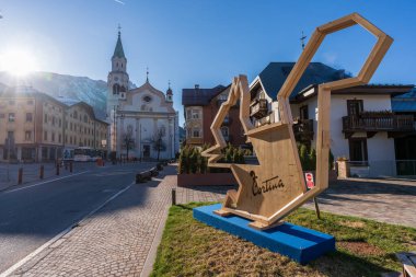 Cortina d 'Ampezzo İtalya _ 6 Nisan _ 2024. Cortina d 'Ampezzo kasabasının giriş manzarası