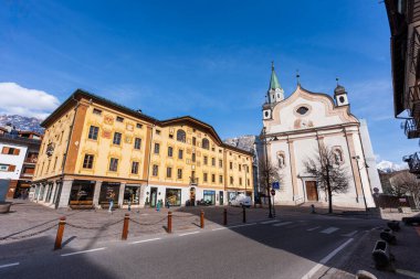Cortina d 'Ampezzo İtalya _ 6 Nisan _ 2024. Belluno bölgesindeki görkemli Cortina d 'Ampezzo kasabasının manzarası