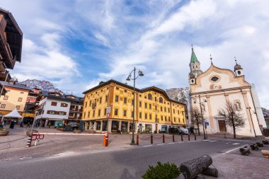 Cortina d 'Ampezzo İtalya _ 6 Nisan _ 2024. Belluno bölgesindeki görkemli Cortina d 'Ampezzo kasabasının manzarası