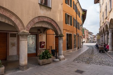 Spilimbergo İtalya _ 6 Nisan _ 2024. Friuli Venezia Giulia 'daki Spilimbergo' nun tarihi merkezi