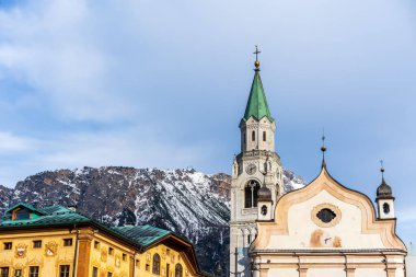 Cortina d 'Ampezzo' nun Bazilika ve çan kulesi manzarası