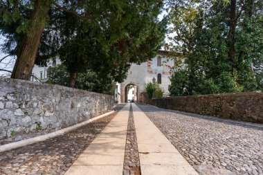 FriuliVenezia Giulia 'daki Gotik Rönesans tarzı Spilimbergo kalesine giriş. İtalya