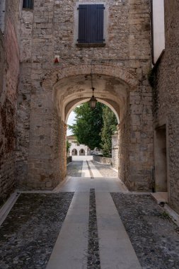 FriuliVenezia Giulia 'daki Gotik Rönesans tarzı Spilimbergo şatosuna giriş.