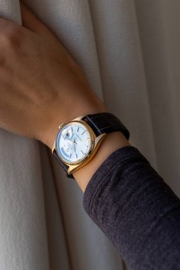 Milano İtalya _ 9 Kasım 2023. Deri kayışlı Rolex Day saati, kadın bileğine takılmış.