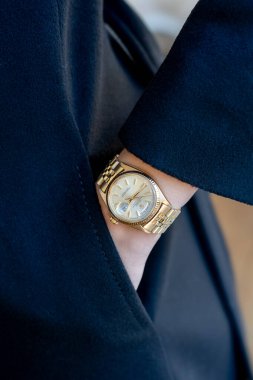 Milano İtalya _ 9 Kasım 2023. Rolex Day saati altın kayışlı, kadın bileğine takılmış.