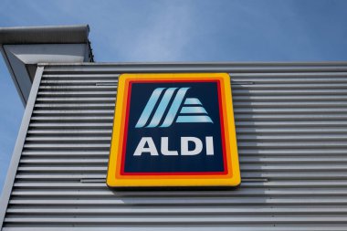 Udine İtalya _ 28 Nisan 2024. Logo Aldi, Almanya 'nın çok uluslu büyük ölçekli perakende ticareti..