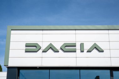 Udine İtalya _ 28 Nisan 2024. Dacia logosu, Romen otomobil imalat şirketi. 1999 yılında Renault tarafından satın alındı.