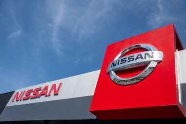 Udine İtalya _ 28 Nisan 2024. Nissan logosu, Japon çok uluslu otomobil üreticisi.